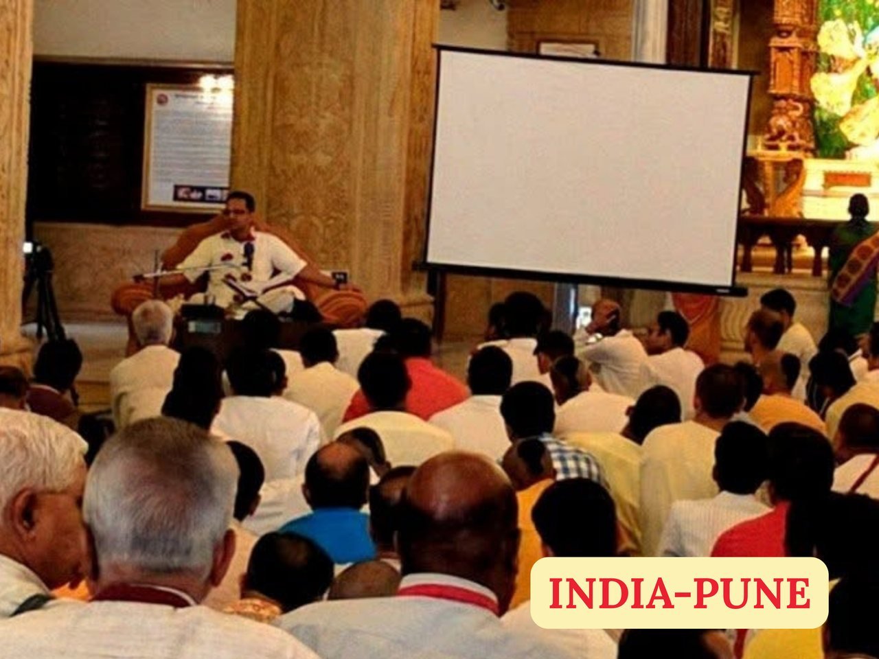 Brajsundar Das speaking to a large gathering in Pune, India