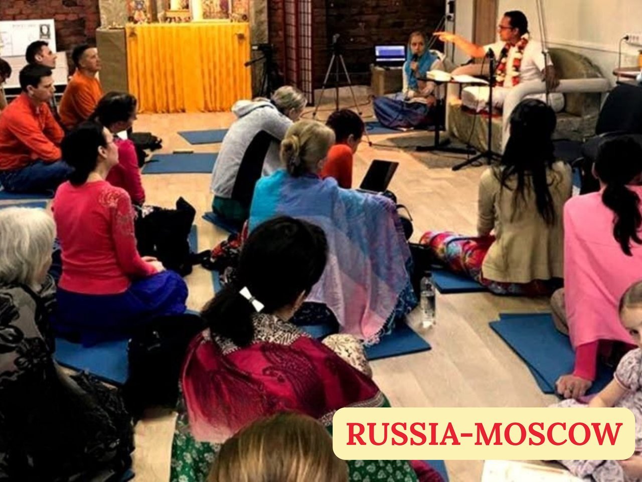 Brajsundar Das answering questions during a class in Moscow, Russia